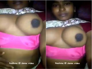 Desi Girl Shows Boobs