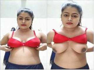 Desi Girl Shows Boobs