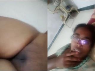 Desi Bhabhi Shows Pussy