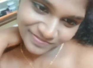 Tamil Girl Shows Her Boobs