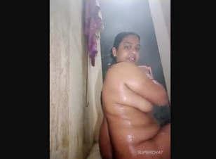 Hot Desi Bhabi Live Bathing Vdo