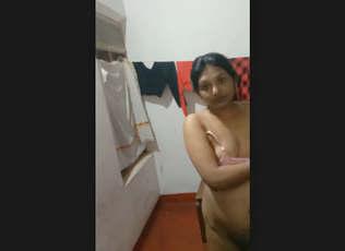 Sexy Mallu Wife Shows her Boobs and Pussy