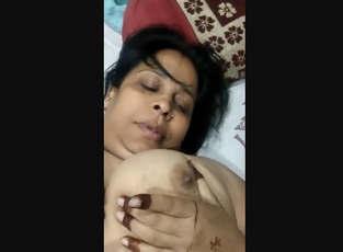 Desi Bhabhi Play with her Boobs