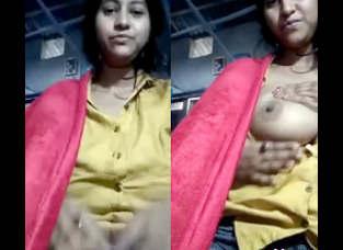 Cute Desi Girl Showing Boobs