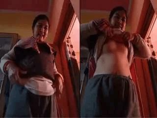 Horny Bhabhi Showing her Boobs