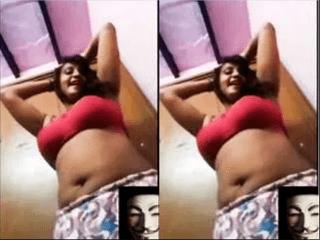 Sexy Bhabhi Showing her Boobs part 2