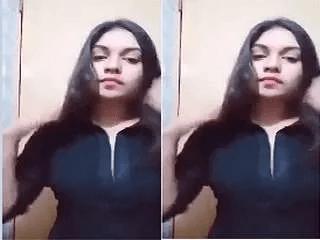 Hot Bangla Girl Showing Her Boobs