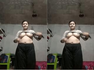 Sexy Bangla Girl Showing Her Boobs