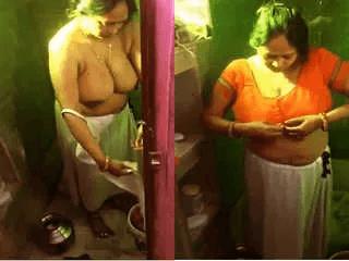 Desi Bhabhi Showing Boobs