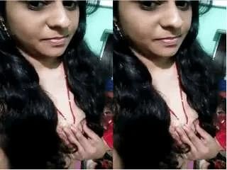 Sexy Bhabhi Shows Boobs