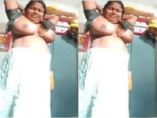 Mallu Bhabhi Shows Boobs