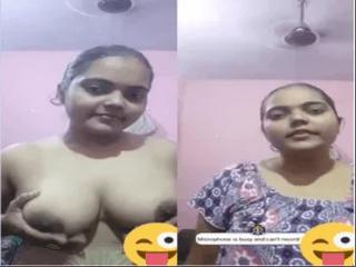 Cute Desi girl Shows her Boobs