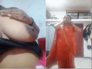 Horny Bhabhi Shows her Boobs