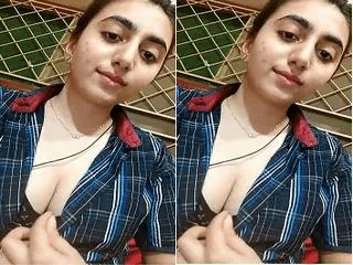 Sexy Paki Girl Shows Her Boobs Part 2