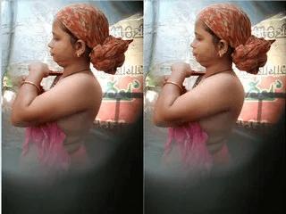 Desi Bhabhi Bathing Capture In Hidden Cam part 3