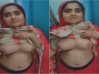 Paki Girl Shows her Boobs