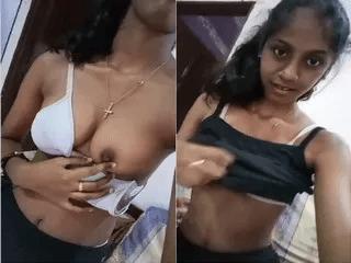 Cute Lankan girl Shows her Boobs