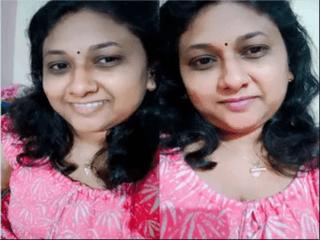 Mallu Bhabhi Shows Her Boobs