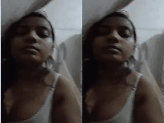 Desi Girl Shows her Boobs