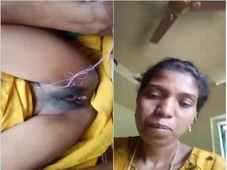 Mallu Bhabhi Shows Her Pussy