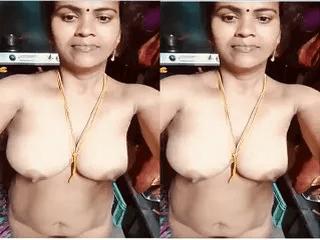 Desi Bhabhi Shows Her Boobs