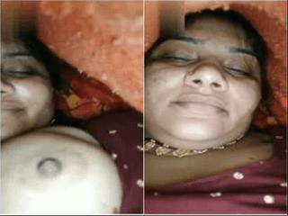 Desi BBW Bhabhi Shows Boobs and Pussy On VC