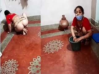 Desi Bhabhi Shows Her Ass
