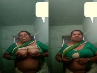 Mallu Bhabhi Shows big Boobs