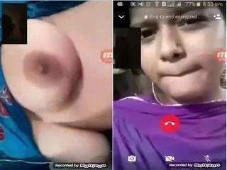 Sexy Desi girl Shows Boobs