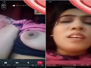 Desi Girl Shows Boobs