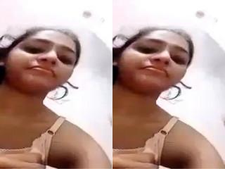 Desi Vlg Girl Shows Boobs