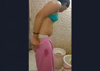 Anu Bhabhi Ready For Bathing