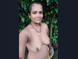 Horny Desi Bhabhi OutDoor Bathing 2 Clips Part 1