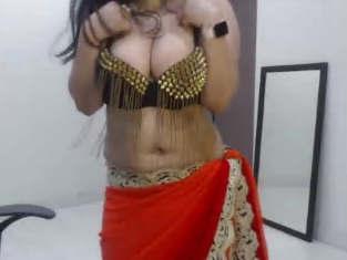 Horny Bhabhi Showing her erotic dancing and her big boobs