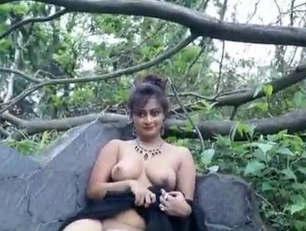 Chubby Girl Opening her Saree & Blouse to Display her Boobs in the Jungle