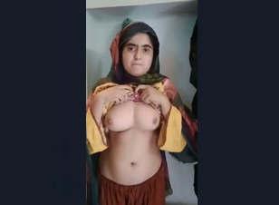 Paki babe showing her boobs and pussy updates