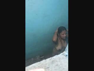 Bhabhi bathing,secretly captured