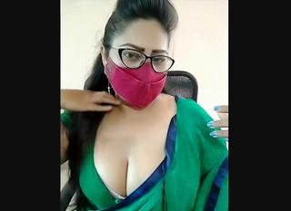 Desi HR Bhabhi Show Boobs On Live