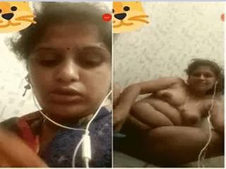 Sexy Desi Bhabhi Masturbating On Video call