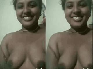 Desi Bhabhi Showing Her Boobs