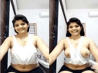 Sexy Desi girl Showing Her Boobs