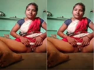 Desi Bhabhi Showing Her Pussy