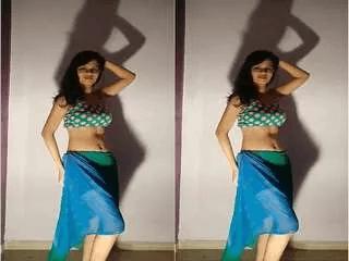 Hot Desi Girl Belly Dance