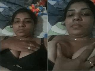 Desi Bhabhi Play With her Boobs