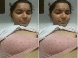 Mallu Bhabhi Showing Her Boobs