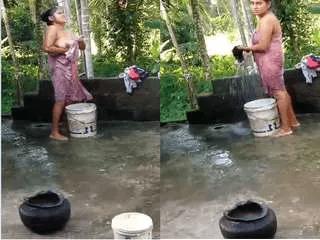 Desi Girl Out Door Bathing Record In Hidden Cam