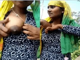 Desi Girl Shows Boobs and Pussy To Lover