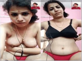 Sexy Mallu Bhabhi Shows Her Boobs Part 1