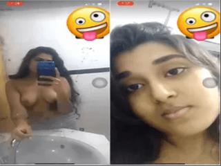 Sexy Desi girl Record her Boobs Selfie