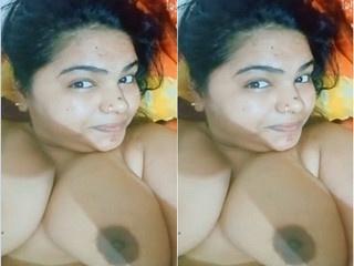 Sexy Bhabhi Shows her Boobs